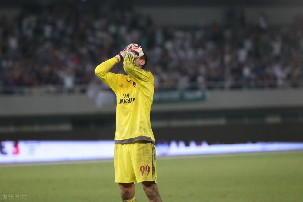 九游体育APP下载-包含赛地聚焦——社区盾今晨热度飙升，AC米兰再遭质疑，球迷炸锅，赛季目标并未改变的词条